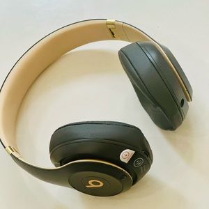 NWT Beats by Dre (beats studio 3 wireless) headphones with case